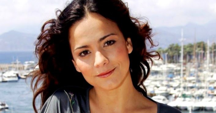 Alice Braga's Measurements: Bra Size, Height, Weight and More - Famous...