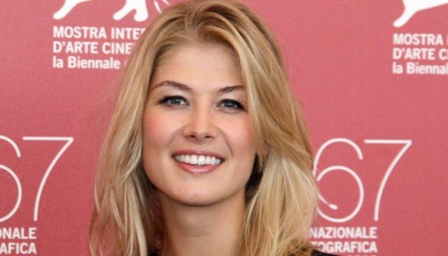 Rosamund Pike Measurements Bra Size Height Weight