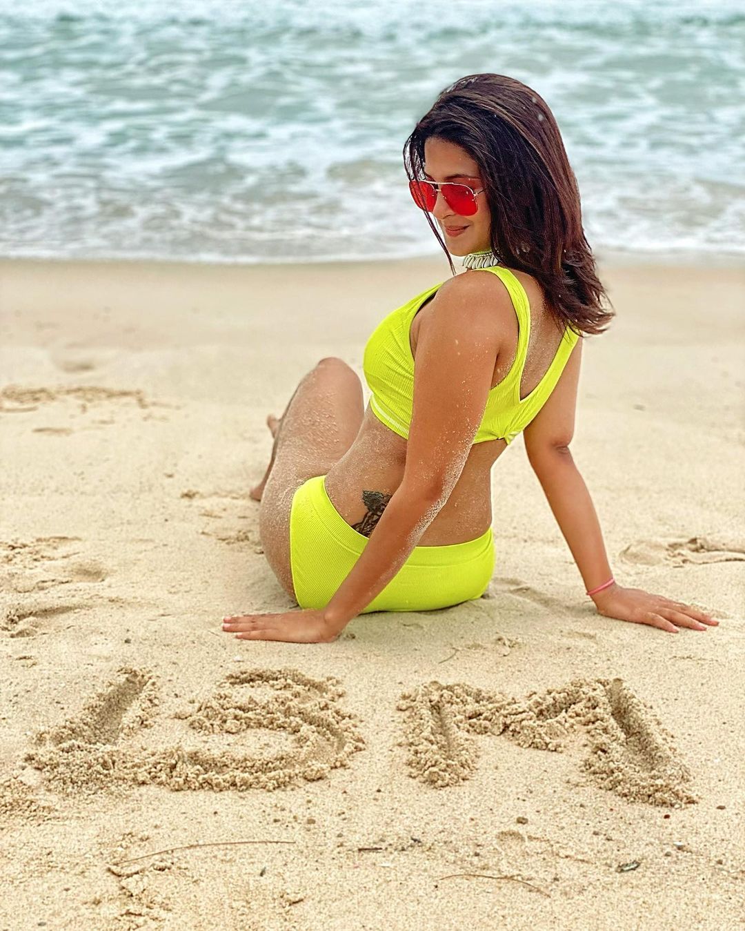 Jennifer Winget yellow swimsuit beach body