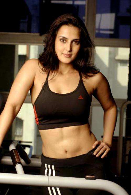 Tulip Joshi Black Sports Bra Fit Body