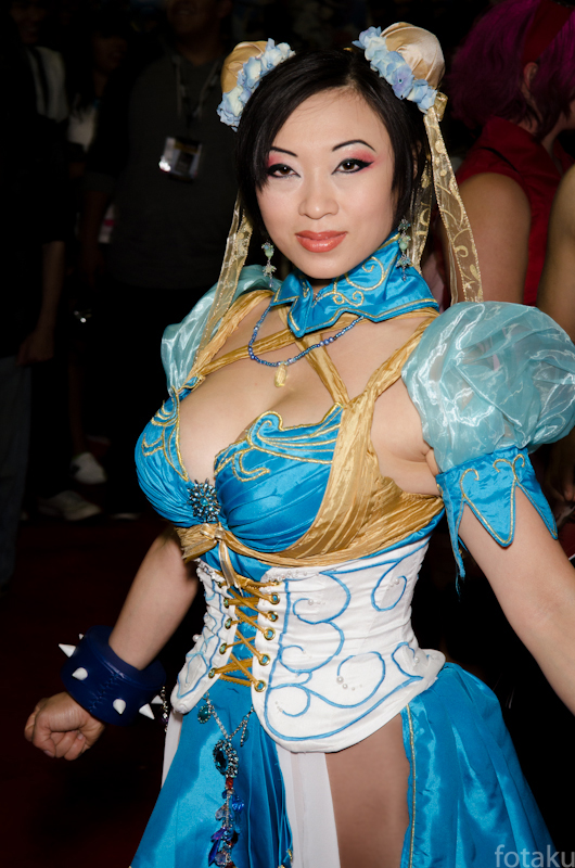 Yaya Han cosplay blue gold dress
